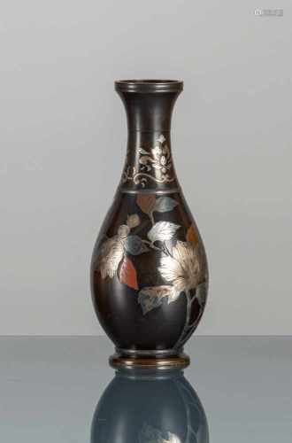 Vase aus Bronze mit eingelegtem Dekor von blühendem Hibiskus in Silber und Kupfer