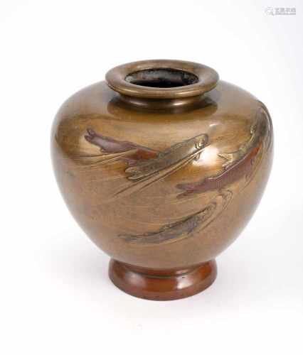 Vase aus Bronze mit reliefiertem Dekor von schwimmenden Karpfen, teils in Kupfer