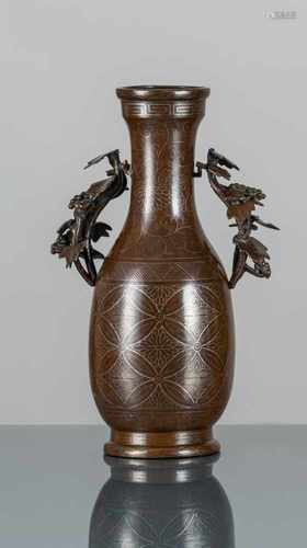 Vase aus Bronze mit feinen Silbereinlagen und Trauben- Weinlaubhenkeln