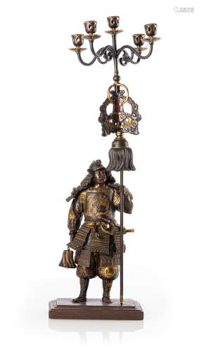 Stehender Samurai mit Candelabra aus Bronze, partiell feuervergoldet