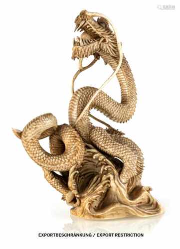Okimono eines sich aufbäumenden Drachen zwischen Gischt aus Elfenbein