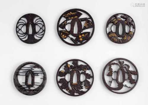 Konvolut von sechs Tsuba aus Eisen mit verschiedenen Dekoren