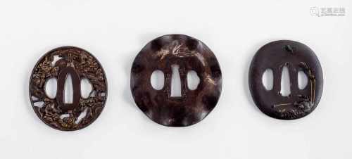Drei Tsuba aus Eisen mit verschiedenen Dekoren