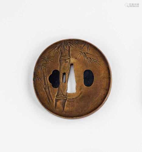 Sentoku-Tsuba mit Reliefdekor des Toba mit einer Schriftrolle mit Gold und Shakudo