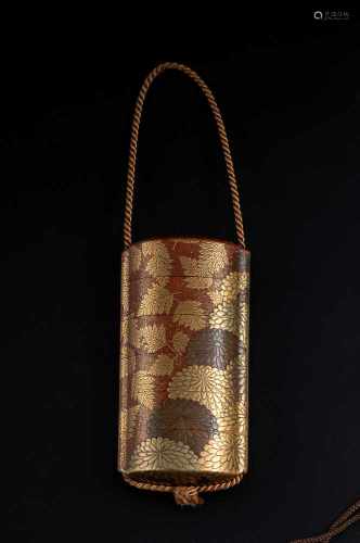 Sechsteiliges Inro aus Lack mit feinem Goldlackdekor von Chrysanthemen und Farnen