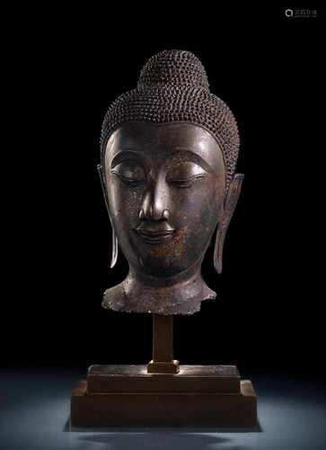 Kopf des Buddha aus Bronze auf einen Sockel montiert