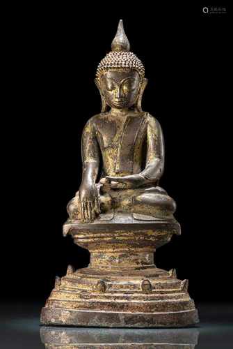 Bronze des Buddha Shakyamuni auf einem hohen Thron mit Resten von Vergoldung