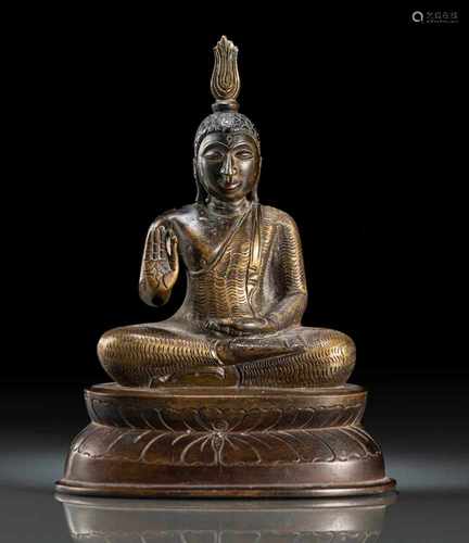 Bronze des Buddha auf einem Thron im Meditationssitz dargestellt