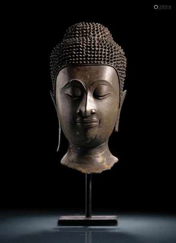 Kopf des Buddha Shakyamuni aus Bronze auf einem Metallsockel