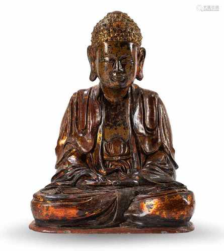 Skulptur des Buddha Shakyamuni aus Holz mit goldener und roter Lackfassung