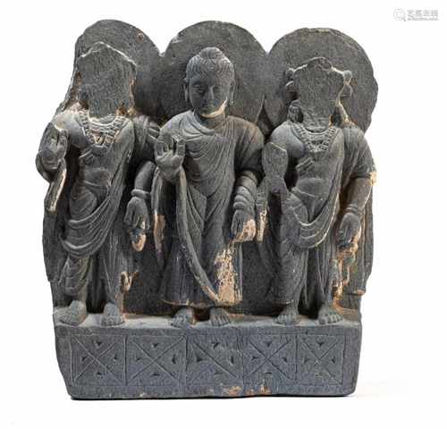 Stele mit Buddha und Begleitern im Gandhara-Stil aus grauem Schiefer