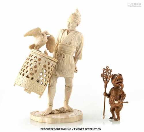 Okimono aus Elfenbein bzw. Holz: Kormoranfischer und Figur eines Oni mit beweglichem Kopf