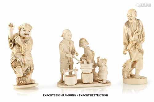 Drei Okimono aus Elfenbein: Daikoku, Figurengruppe mit Mochi-Verkäufer u. Mann mit Hasen
