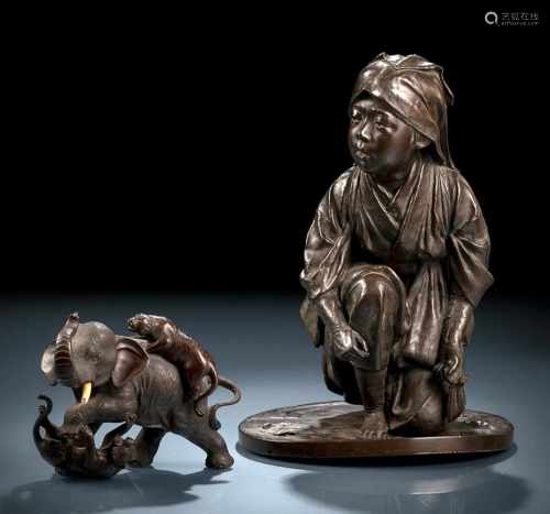 Zwei Bronze-Okimono eines Elefanten mit Tigern kämpfend und einer Frau