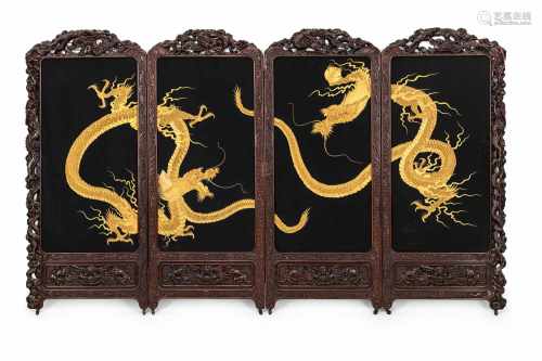 Vierteiliger Stellschirm mit feiner Seidenbespannung und Dekor von Drachen in Goldfäden