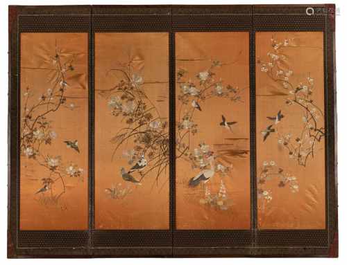 Vierteiliger Faltschirm mit Seidenbespannung und Stickerei von Vögeln und Blüten