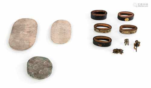 Gruppe von drei Münzen, teils Silber, fünf Fuchi und drei Menuki