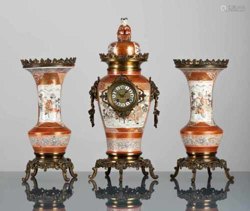Paar Vasen und eine Deckelvase mit Uhr aus Kutani-Porzellan in Ormolu-Montierung