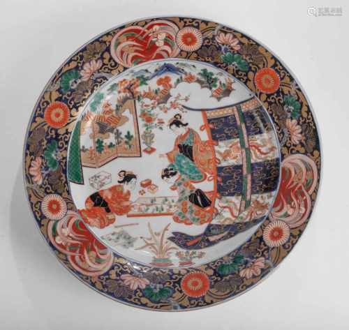 Imari-Rundplatte mit Dekor von Damen