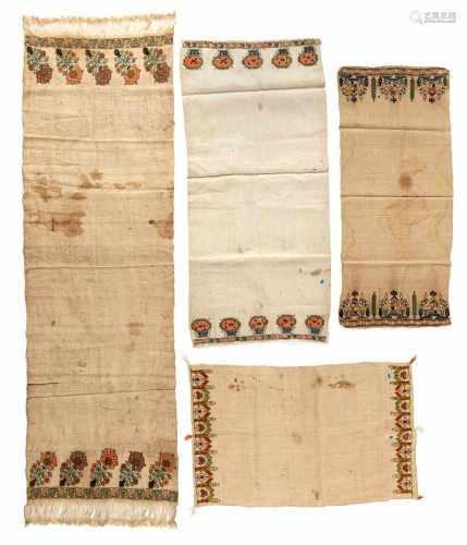 Vier Handtücher aus Leinen, teils mit Goldfäden und Seidenstickerei