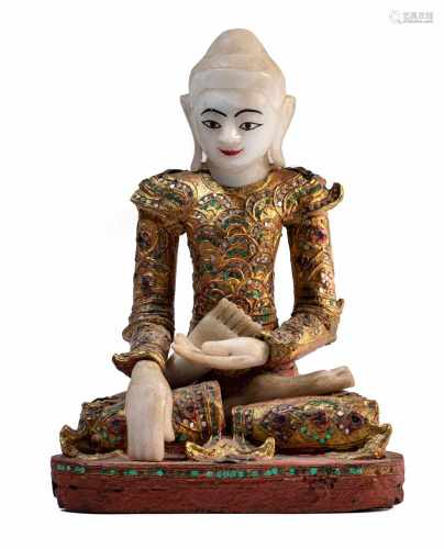 Buddha Shakyamuni teils aus Alabaster und Holz mit Lackfassung und Glassteinbesatz