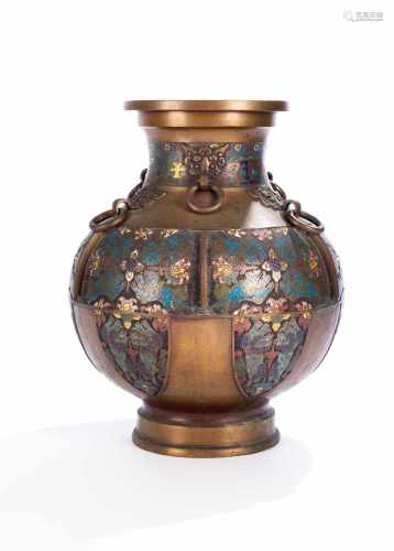 'Hu'-förmige Vase aus Bronze mit Champlevé-Dekor