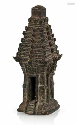 Stupa-Abschluss aus Bronze mit Maskendekor