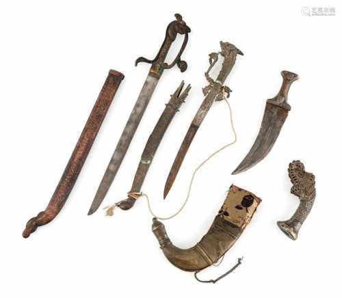 Zwei Kurzschwerter, ein Dolch und ein Griff, teils in Silber gearbeitet