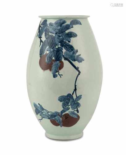 Vase mit kupferrotem und unterglasurblauem Dekor von Früchten und Zweigen