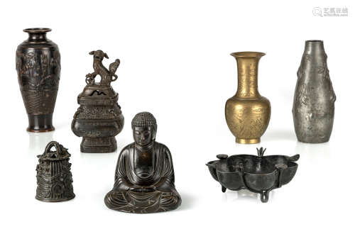 Konvolut Bronze- und Messing-Arbeiten, dazu Zinn-Vase