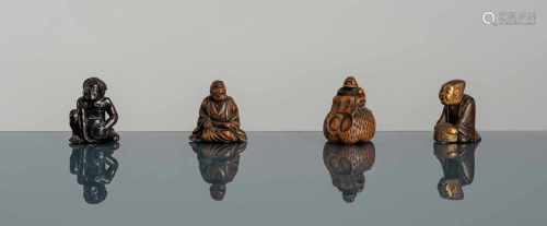 Vier Netsuke aus Holz mit Darstellungen von vier Männern mit diversen Utensilien