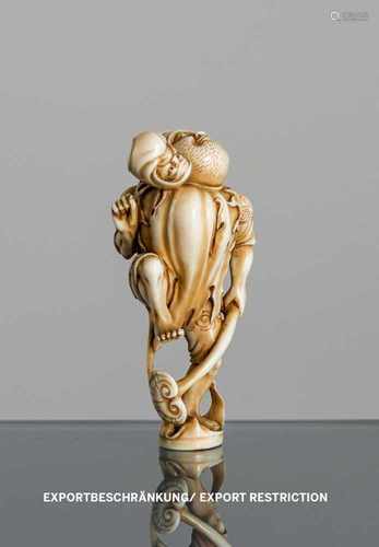 Netsuke eines Akrobaten mit Daruma-Puppe aus Elfenbein