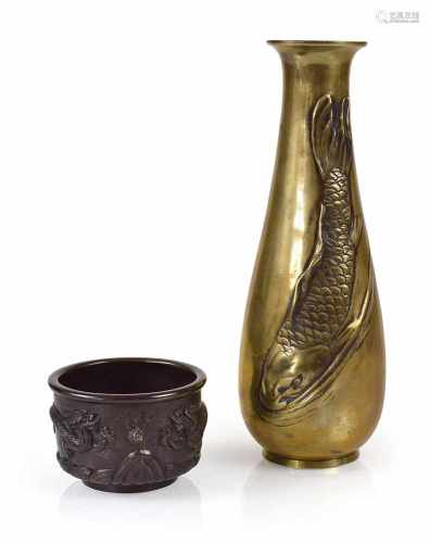 Vase aus Messing mit Karpfenrelief und kleiner Bronze-Koro mit Drachendekor