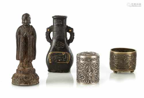 Konvolut Bronzen mit grossem Siegel, Luohan, Weihrauchbrenner, Vase, teilw. Silber