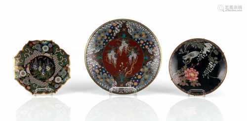 Drei Cloisonné-Teller, u.a. mit Dekor einer Taube und floralen Motiven