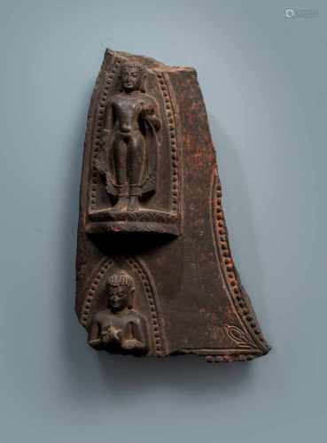 Fragment einer Pala-Stele aus schwarzem Stein mit Buddha-Darstellungen