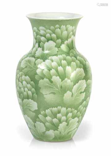Grün glasierte Vase mit Chrysanthemen von Makuzu Kozan