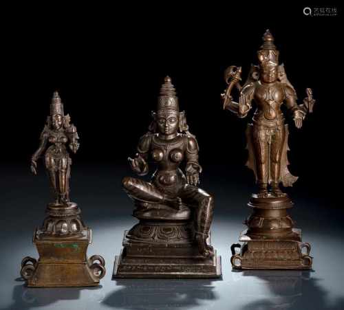 Drei Bronzen: UMA, SRI DEVI und VISHNU auf Sockeln stehend
