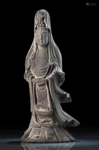 Figur des Guanyin aus schwarzem Stein