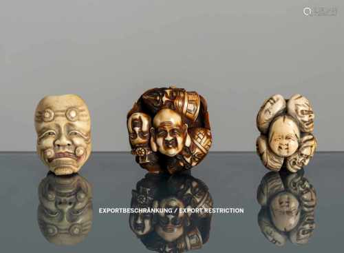 Drei Netsuke aus Elfenbein: zwei Gruppen von verschiedenen Masken und Okina-Maske