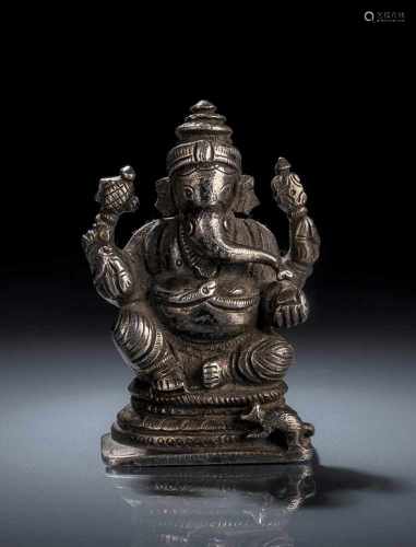 Figur des Ganesha aus Silber auf einem Lotos sitzend