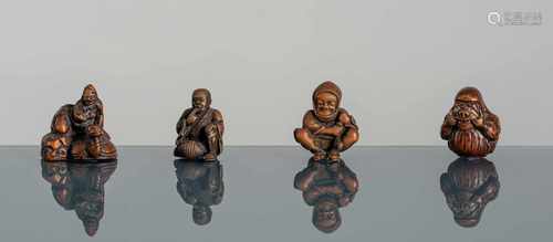 Vier Netsuke aus Holz: Mann m. Muschel, Darumapuppe, sitzender Mann m. Bündel u. Arashima