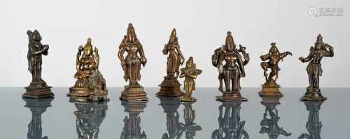 Neun Bronzen, u.a. Parvati und Vishnu