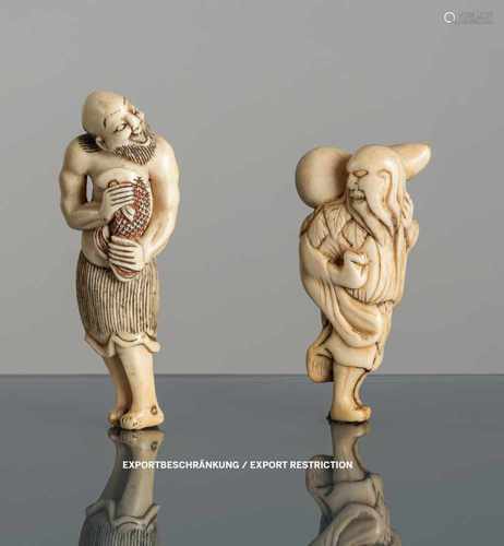 Netsuke des Chokwaro Sennin und eines stehenden Mannes einen Karpfen haltend aus Elfenbein