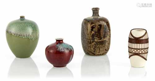 Vier Vasen aus Porzellan u. a.