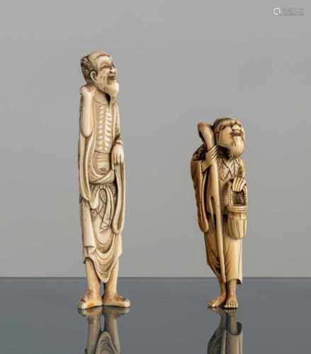 Zwei Netsuke eines stehenden Sennin mit 'hossu' und des Tobosaku aus Elfenebein