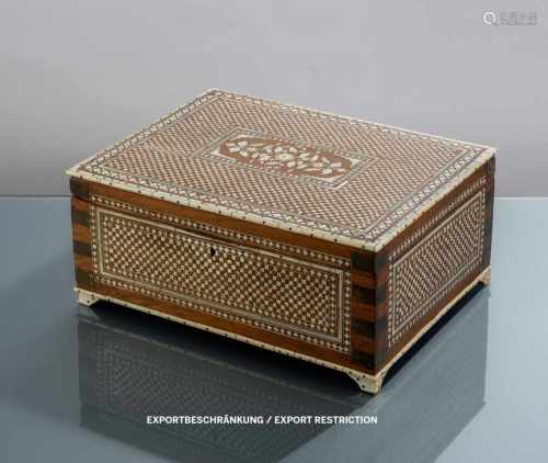 Kassette aus Holz mit Elfenbein-Einlagen und Metallbeschlägen, innen eingerichtet