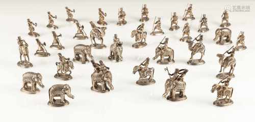 Schachspiel mit 32 Figuren aus Silber