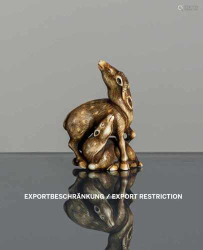 Feines Netsuke eines Hirsches und einer Hirschkuh aus Elfenbein