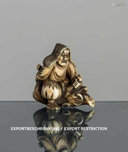 Netsuke eines Jägers und Ebers aus Elfenbein